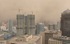 “沙尘肆虐，北京天空陷入昏黄预警”