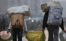 54岁大叔扛着行李和塑料桶返乡