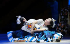 湖南姐妹塑料袋舞破纪录：揭秘创新舞步与团队默契