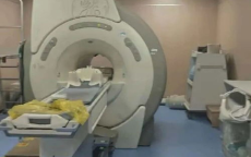 忘机6小时，男子核磁遭遇惊魂，妻子果断报警解救