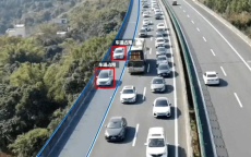 紧急行动，半小时内查处20余辆违规占用应急车道车辆