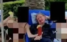 霍金与比基尼女性合照引出爱泼斯坦档案：揭秘神秘关系