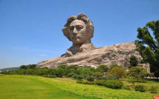 橘子洲头，女生演绎旱地拔葱绝美瞬间