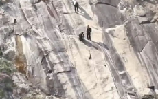 “校园探险潮中，两大学生勇攀“魔鬼崖”被困，紧急救援展开”