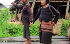 81岁爷爷拍照温馨瞬间：主动牵奶奶手，诠释永恒爱情